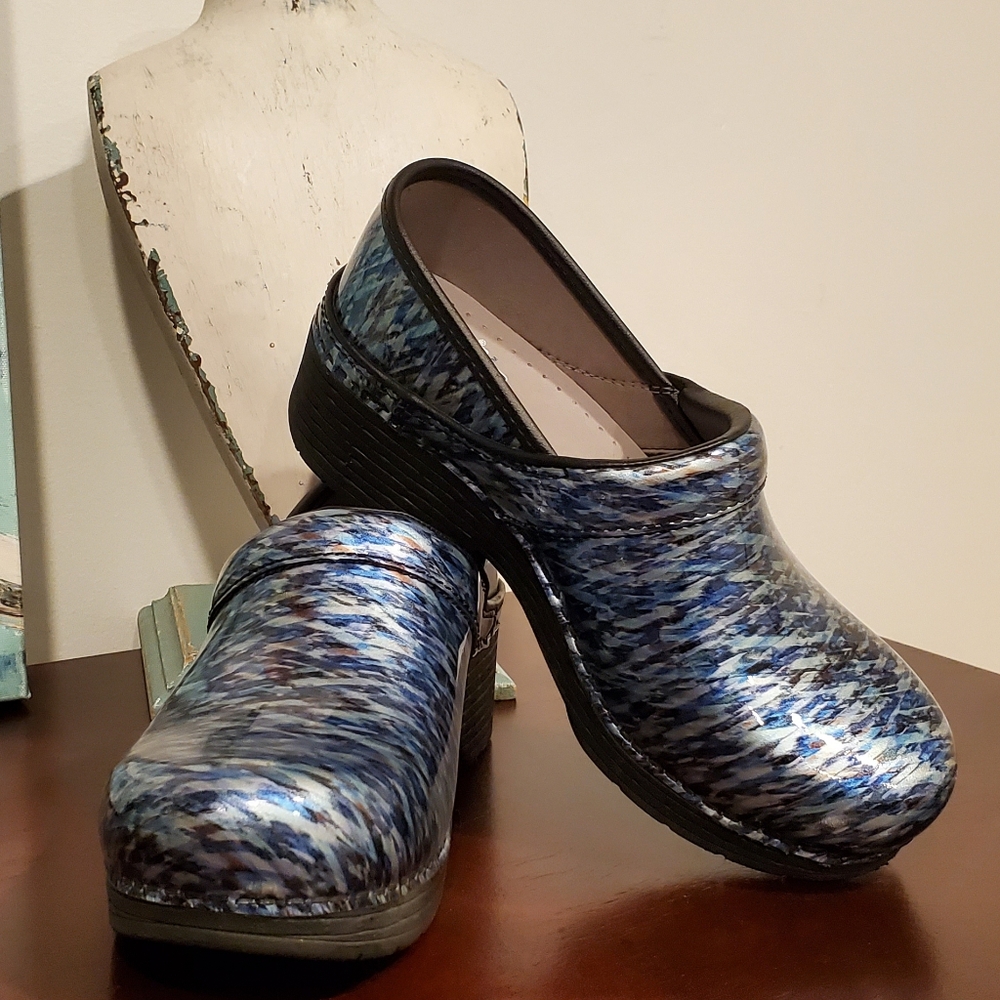 Dansko LT Stylish Blue Patterned Women's Clogs, Size 37. - Picture 2 of 12